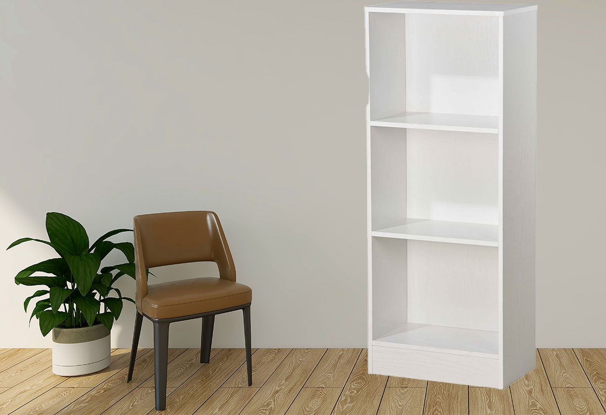 Η Βιβλιοθήκη Tocado σε απόχρωση λευκή, τοποθετημένη στην δεξιά πλευρά ενός δωματίου.